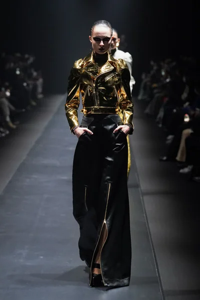 Look 16